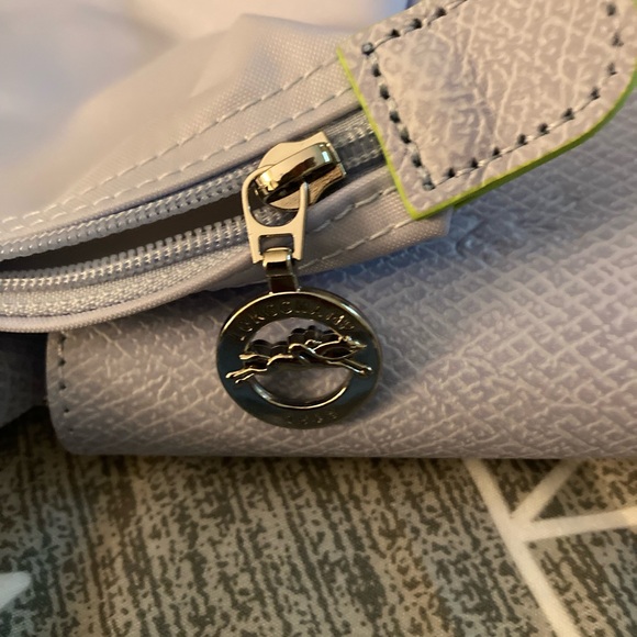 Longchamp Spacious Gray Tote Bag with Minimalist Design - Picture 5 of 10